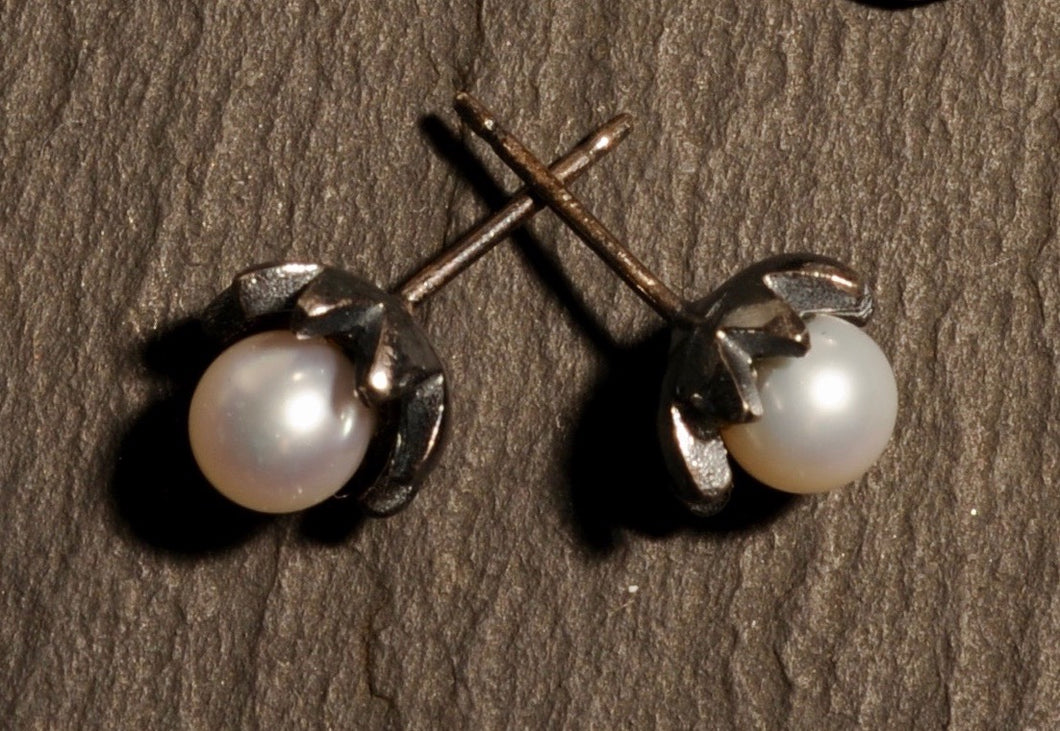 flores studs with pearls